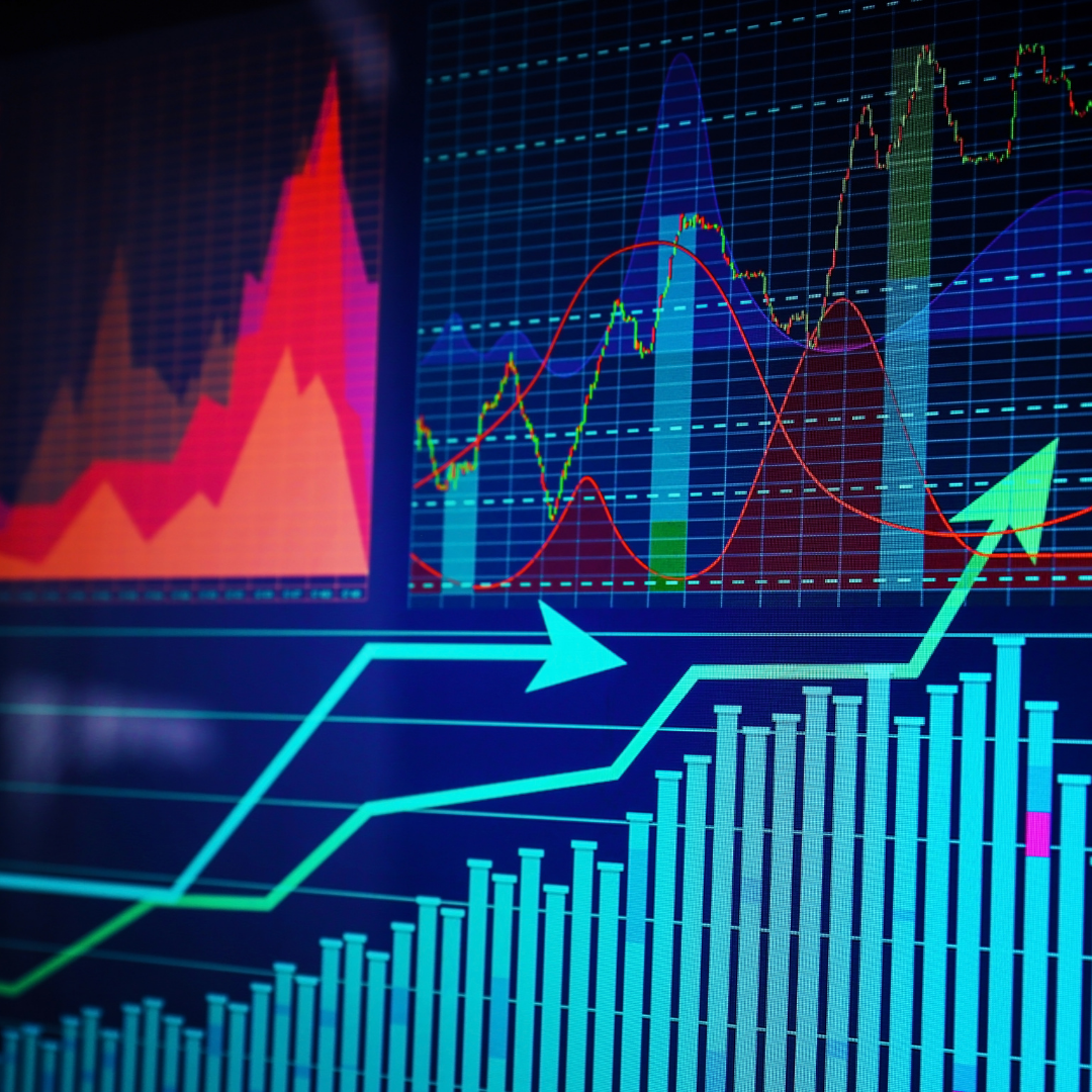Persona planificando acciones de marketing en un tablero con notas y gráficos de estrategia digital