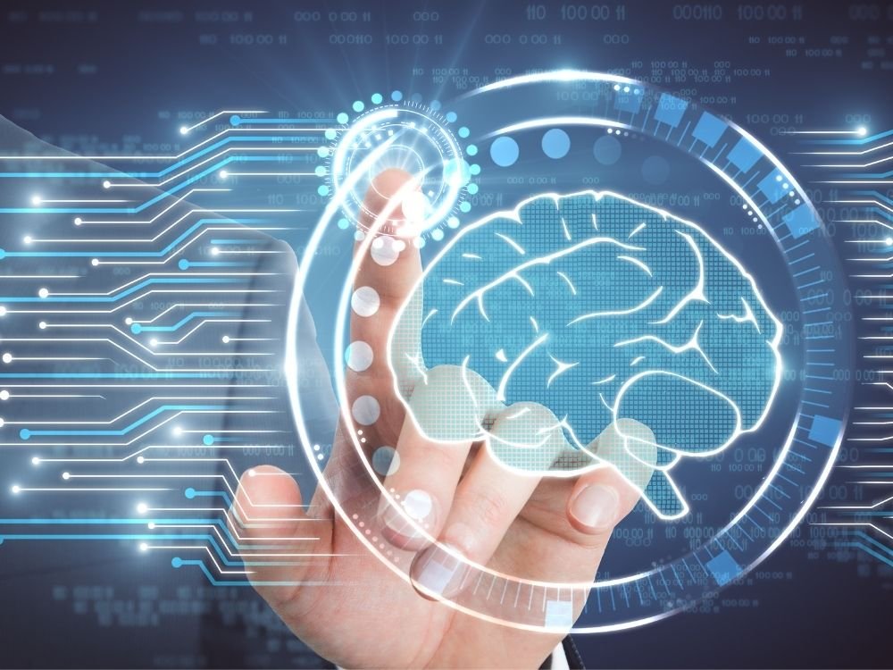 Persona planificando acciones de marketing en un tablero con notas y gráficos de estrategia digital