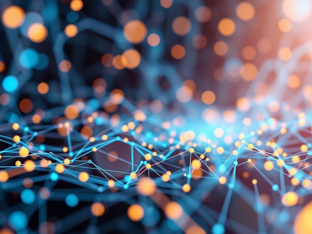 Persona planificando acciones de marketing en un tablero con notas y gráficos de estrategia digital